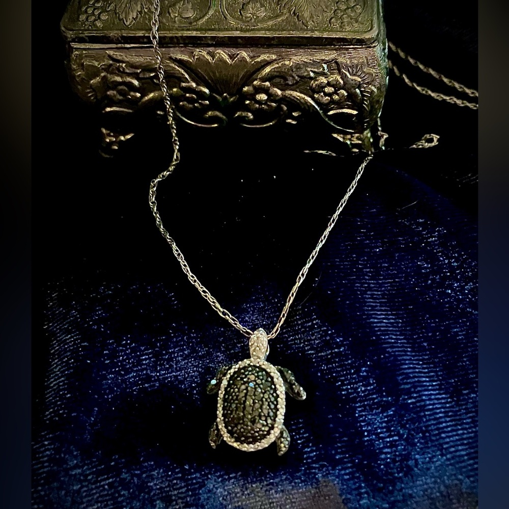 Sparkly Charming SS 925 Turtle pendant & chain. Preowned